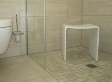 Nach Sanierung schwellenfreie, bodengleiche Dusche für eine altersgerechte und barrierefreie Badgestaltung